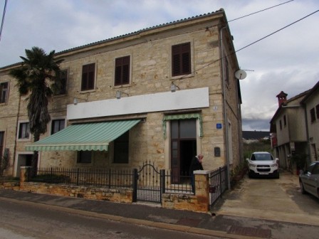 Tar-Vabriga, House with a business premise