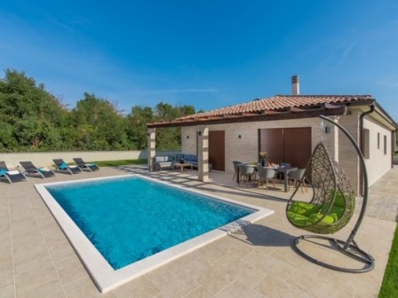 Umag, Luxury holiday home with a pool near the city